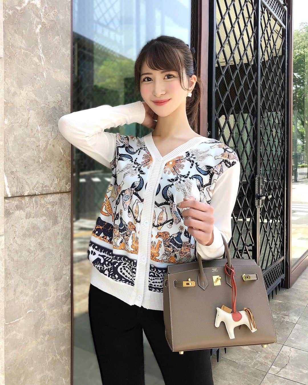 Manaさんのインスタグラム写真 - (ManaInstagram)「🤎🐎🐾 𝑬𝒍𝒆𝒈𝒂𝒏𝒕 𝒂𝒏𝒊𝒎𝒂𝒍 𝒄𝒂𝒓𝒅𝒊𝒈𝒂𝒏 𝒄𝒐𝒐𝒓𝒅𝒊𝒏𝒂𝒕𝒆❤︎ おはようございます☺️☀ . 今日のコーデは . スカーフのようにエレガントな雰囲気のある アニマル柄デザインのカーディガンが主役💕 . . 鳥、熊、馬などなど…🦜🐻‍❄️🐴🐈‍⬛ . さぁて何匹見つけられたかな？♡ (そういうのじゃない笑) . . 小さい子にはクイズにできるかもしれない お洒落かつ遊び心のあるアニマル柄です♪👶🏻 . スカーフ好きの私には ドストライクなデザインでした🥺✨ . . これから梅雨になると肌寒くなるので 寒がりの方はカーディガン必須ですよ💘 . . 気になる方は @stanza_dolce 是非チェックしてみてくださいね😊 . . . Cardigan：#stanzadolce #pr 〜5月16日 01:59 まで楽天お買い物マラソン Now on sale!❤︎ . Pants：#uniqlo Bag：#hermes . . 今日も一日頑張りましょう💕 . . . . #ポニーテール #ホワイトコーデ #モノトーンコーデ #カーディガンコーデ #アニマル柄 #エレガントコーデ #大人コーデ #きれいめカジュアル #スタンザドルチェ #スカーフ柄 #梅雨コーデ #梅雨入り #エルメスバーキン #バーキン #バーキン25 #バーキンセリエ #fashionstyle #animalprints #fashion #birkin25 #birkinsellier #stanza_dolce #stanzadolce_cd」5月14日 7時13分 - mana.tcy