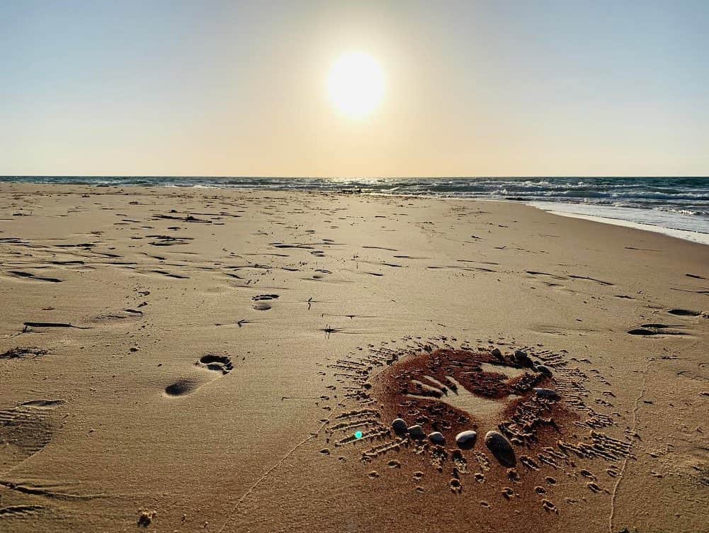 朝日放送「朝だ！生です旅サラダ」さんのインスタグラム写真 - (朝日放送「朝だ！生です旅サラダ」Instagram)「@ennayamashiro  ケイプスさんに、文字を持たないアボリジニの間に伝わってきた砂絵をアレンジした遊びを教えてもらい、私もチャレンジすることに💪🏻 その瞬間しか残らない砂絵は趣があります😌 大地に手を当てて、海から生まれた白い砂と、荒野の赤い砂の感触を感じ、無心になって描く‥🧘🏻💭 オーストラリアの大地のパワーを感じ、自然を尊敬するアボリジニの方々の教えが心に刺さる貴重な時間でした😌🙏🏻✳︎ _ #オーストラリア先住民 #アボリジニの教え #大地のパワーを感じる #砂絵　#赤い砂 #白い砂  #想いを伝える #フランソワペロン国立公園 #FrancoisPeronNationalPark #シャークベイ #世界遺産 #西オーストラリア #Australia #オーストラリア #世界でひとつのオーストラリアマップ _ #ABCテレビ #朝日放送テレビ #朝だ生です旅サラダ #旅サラダ #旅サラダガールズ #山代エンナ #イラストレーター #海外 #旅 #travel #trip」5月14日 7時13分 - tabisalad