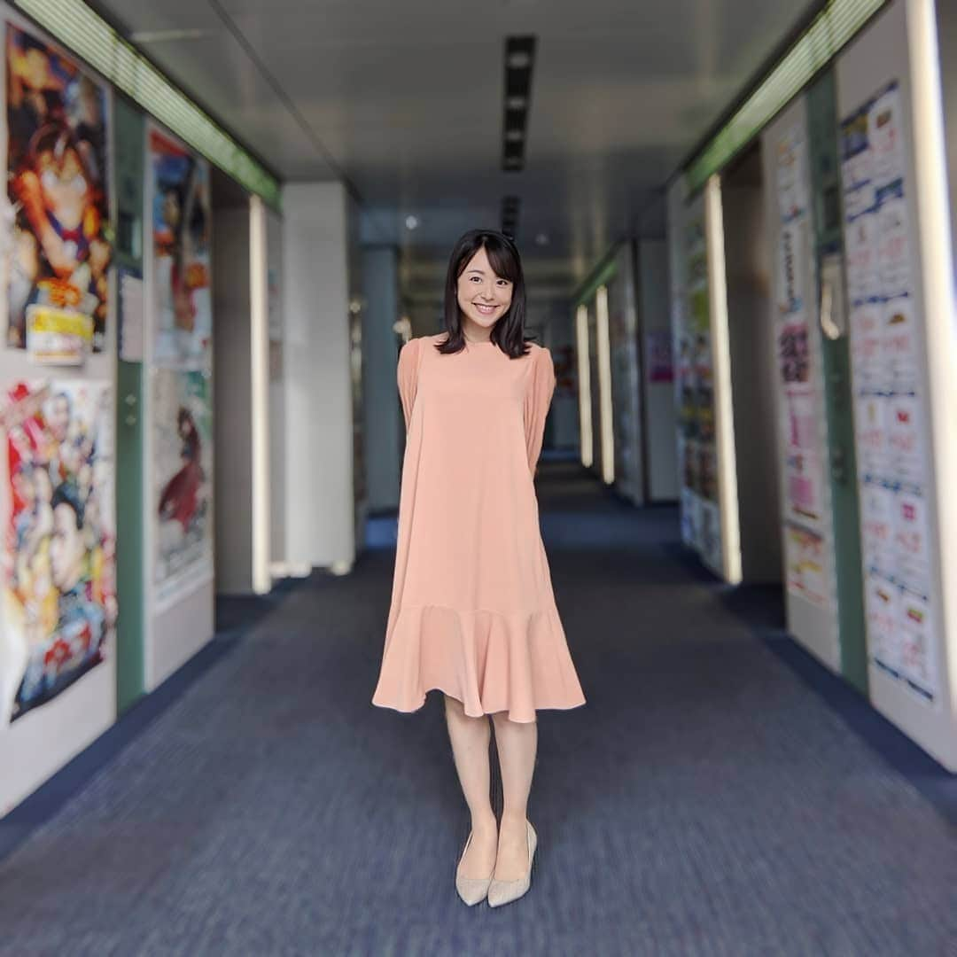 米澤かおりさんのインスタグラム写真 - (米澤かおりInstagram)「. おはよん✋ 今週もありがとうございました😊 皆さんも本当におつかれさまです🍵 週末もお仕事やお勉強という方、 応援しています📣  裾がかわいいワンピースでした👗  #連休明け #一週間 #おつかれさま #金曜日 #🙌 #🍻 #膝丈ワンピース #oha4 #oha4newslive #ntv #おはよん #セントフォース #セントフォース所属 #centforce #フリーアナ #キャスター #announcer #アナウンサー #米澤かおり」5月14日 7時14分 - kaoriina67