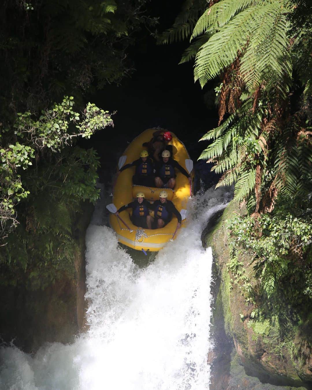 カヤ・スコデラリオのインスタグラム：「Going... Going... GONE. Big thank you to @rotoruarafting for making this bucket list dream possible. And big thank you to the lovely couple that had to endure an hour of me screaming and hysterically laughing. Sorry for all the swearing. 😎💪🏻」