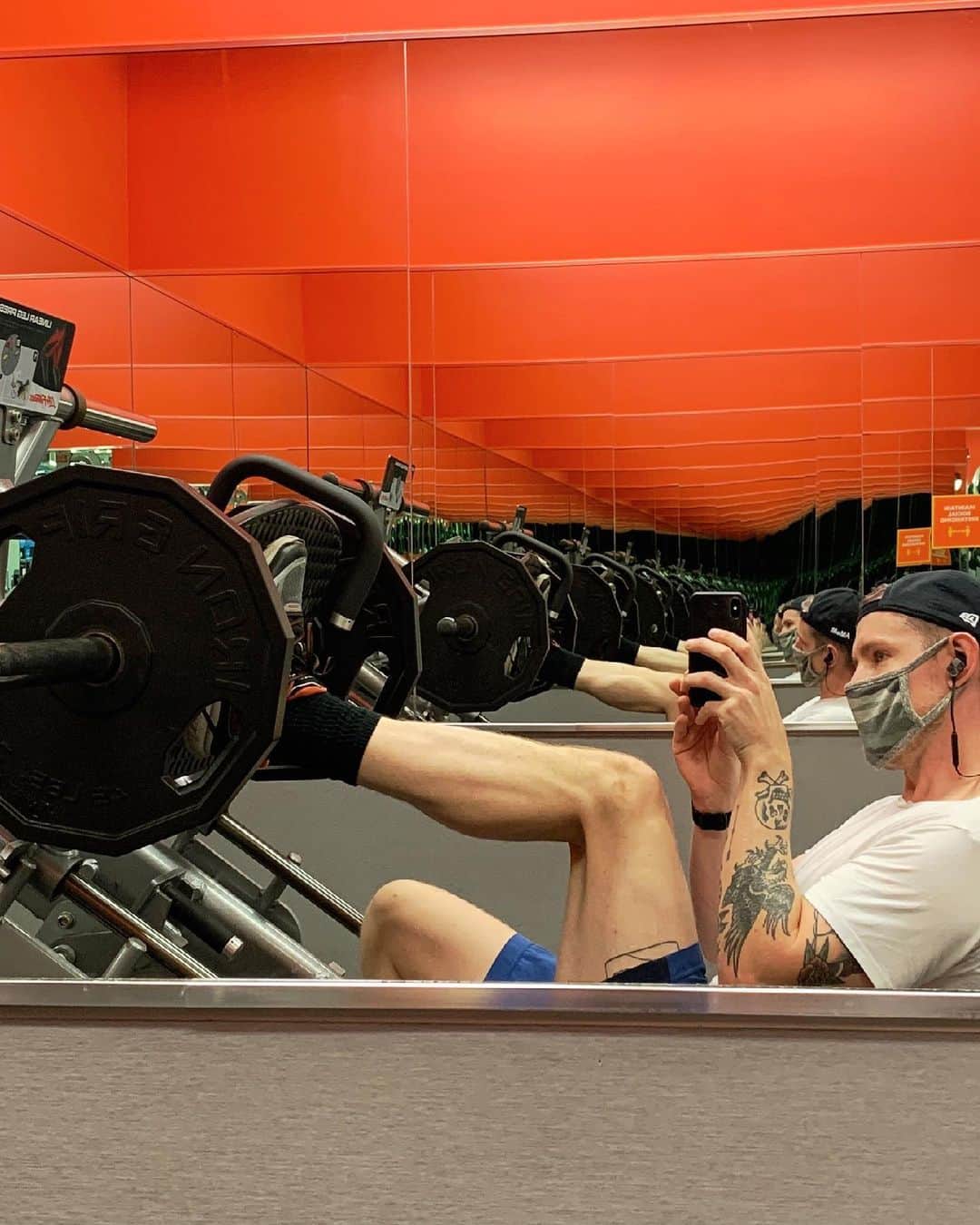 テイラー・ペンバートンのインスタグラム：「*takes drag* 💨😳 Y’all ever just think about how our leg muscles are like, the same as our arm muscles, just flipped and reversed? Even down to the muscle belly/separation of the biceps/triceps/shoulders and hamstrings/quads/glutes 😂 and the striations within each. And more, we all think it’s fine to just cook and eat these muscles on other animals 😳 *exhale* 💨」
