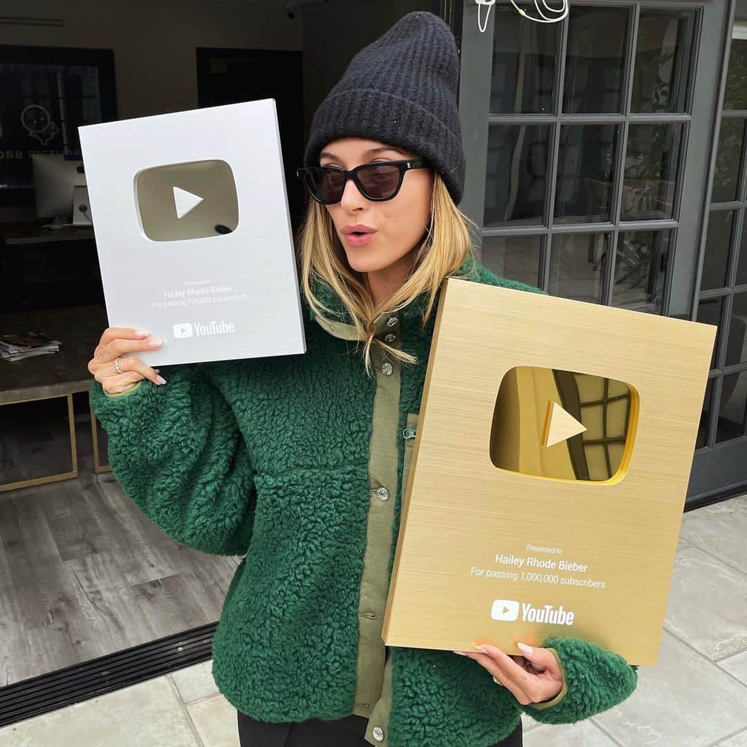 ハイレイ・ロード・ボールドウィンさんのインスタグラム写真 - (ハイレイ・ロード・ボールドウィンInstagram)「Just received my @YouTube Silver AND Gold Creator Awards at the same time! From launch to 100K to over a million subscribers in 2 months🖤 On behalf of my partners @obb and me, I wanted to say THANK YOU ALL so much for tuning into my channel - you have no idea how much more fun is coming😛 Please keep telling us what else you want to see!」5月14日 9時28分 - haileybieber