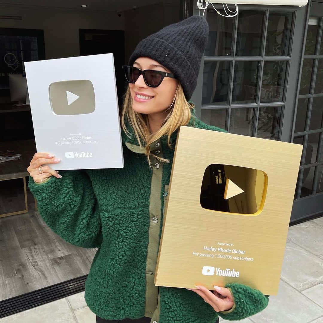 ハイレイ・ロード・ボールドウィンさんのインスタグラム写真 - (ハイレイ・ロード・ボールドウィンInstagram)「Just received my @YouTube Silver AND Gold Creator Awards at the same time! From launch to 100K to over a million subscribers in 2 months🖤 On behalf of my partners @obb and me, I wanted to say THANK YOU ALL so much for tuning into my channel - you have no idea how much more fun is coming😛 Please keep telling us what else you want to see!」5月14日 9時28分 - haileybieber