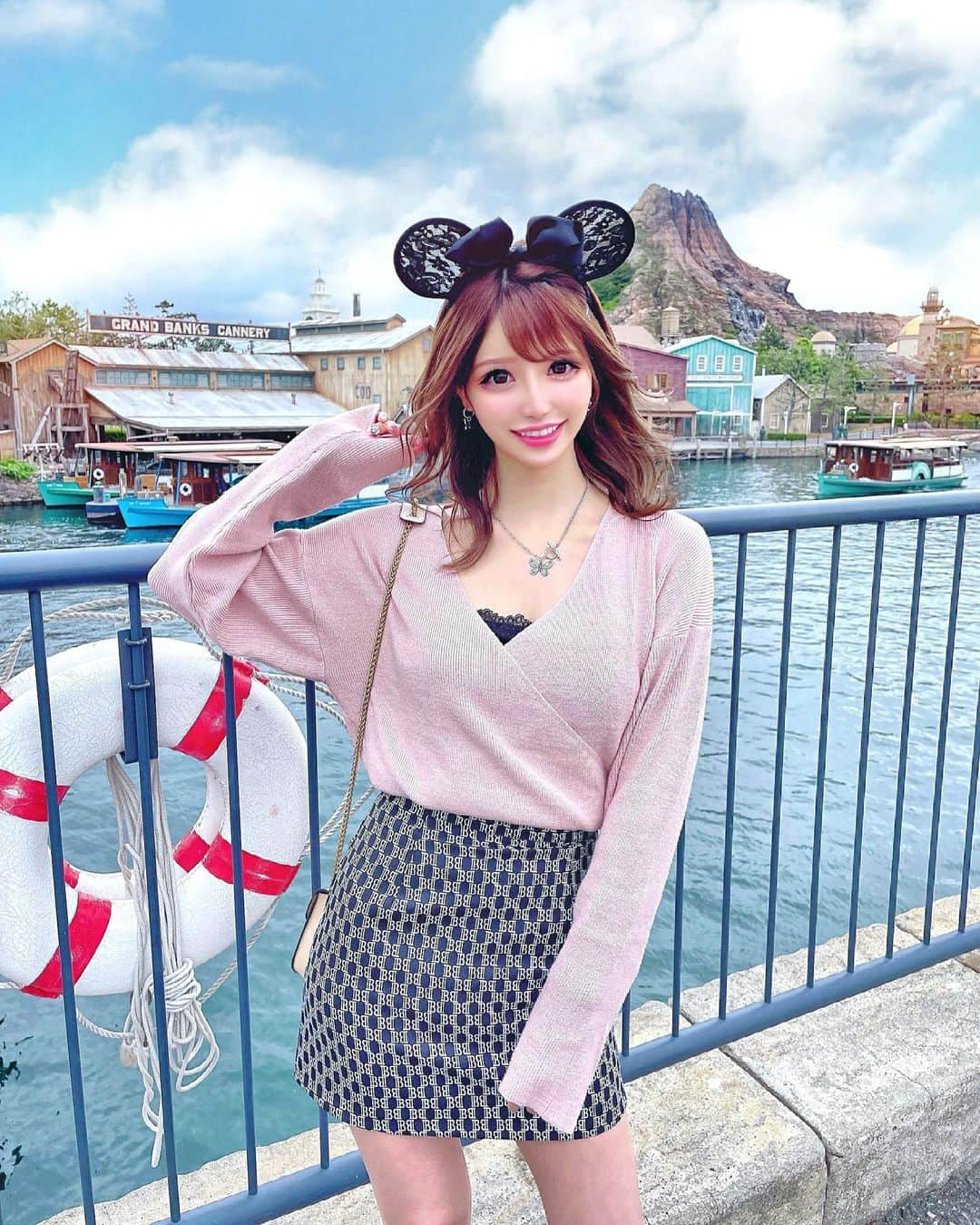 桜咲乃愛さんのインスタグラム写真 - (桜咲乃愛Instagram)「DisneySea⚓🚢☀️.°  かなみちゃんがチケット取ってくれたー🥰💕💕💕ありがとうすぎる😆♥️✨！！！  全部5分待ちで乗れて時間に余裕がたくさん出来たから 普段寄れないレストランや行かない場所も行ってみたり♪ 新しい発見が色々あってとっても楽しい日だった☺️💓🍀  太ったのにミニスカ履いていって後悔したけどこの日はどうしてもミニスカが履きたかった！！！許して！！！笑🤣🌸💓  ピンクニットかわち♡♡  #ディズニー#ディズニーシー#disneysea #disneyseatokyo #休日の過ごし方 #ハッピー#happyday」5月14日 10時03分 - noasama1101