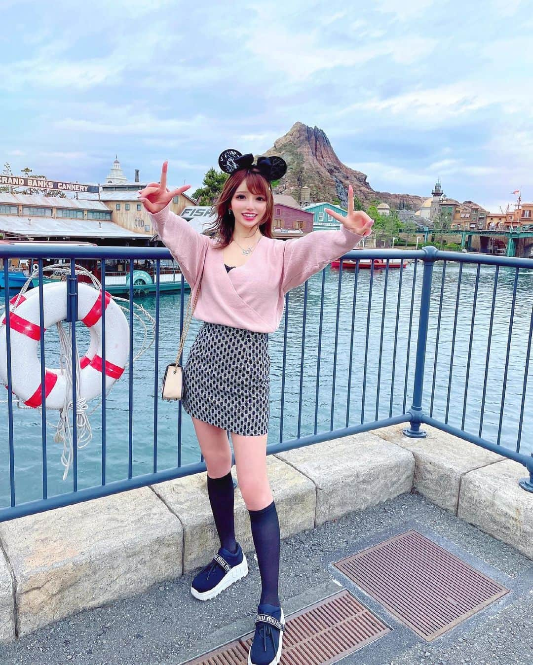 桜咲乃愛さんのインスタグラム写真 - (桜咲乃愛Instagram)「DisneySea⚓🚢☀️.°  かなみちゃんがチケット取ってくれたー🥰💕💕💕ありがとうすぎる😆♥️✨！！！  全部5分待ちで乗れて時間に余裕がたくさん出来たから 普段寄れないレストランや行かない場所も行ってみたり♪ 新しい発見が色々あってとっても楽しい日だった☺️💓🍀  太ったのにミニスカ履いていって後悔したけどこの日はどうしてもミニスカが履きたかった！！！許して！！！笑🤣🌸💓  ピンクニットかわち♡♡  #ディズニー#ディズニーシー#disneysea #disneyseatokyo #休日の過ごし方 #ハッピー#happyday」5月14日 10時03分 - noasama1101