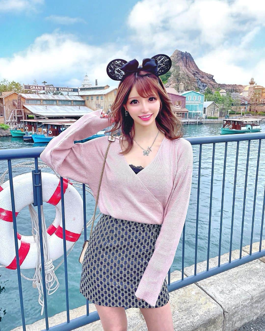 のインスタグラム：「DisneySea⚓🚢☀️.°  かなみちゃんがチケット取ってくれたー🥰💕💕💕ありがとうすぎる😆♥️✨！！！  全部5分待ちで乗れて時間に余裕がたくさん出来たから 普段寄れないレストランや行かない場所も行ってみたり♪ 新しい発見が色々あってとっても楽しい日だった☺️💓🍀  太ったのにミニスカ履いていって後悔したけどこの日はどうしてもミニスカが履きたかった！！！許して！！！笑🤣🌸💓  ピンクニットかわち♡♡  #ディズニー#ディズニーシー#disneysea #disneyseatokyo #休日の過ごし方 #ハッピー#happyday」