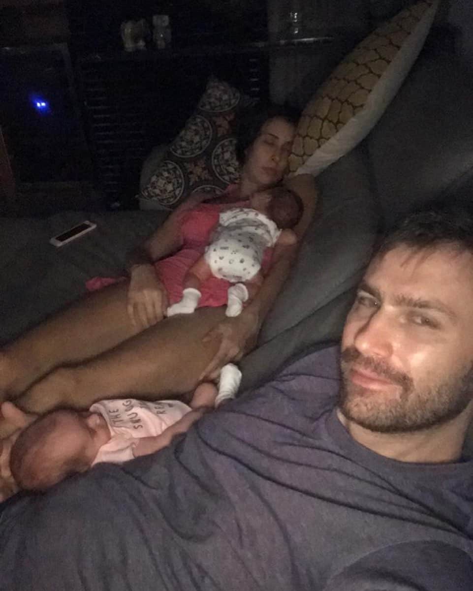 シェイラ・カストロのインスタグラム：「#tbt que achei aqui!!! Hahaha!!! Eu, ele e nossas pitucas! Será que estávamos cansados? #albumdalizeninna #amoresdaminhavida #minhafamilia」