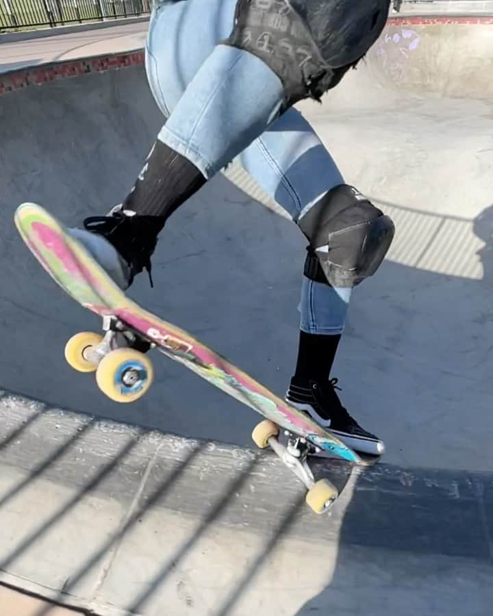 開心那のインスタグラム：「Park de la Cruz Skate Park 🎥　@ho_sway  Thank you🙏💖  @vans @vansskate @vansskateapac @vansjapan @welcomeskateboards @spitfirewheels @bonesbearings @187killerpads @advanceskate @mbm_parkbuilders @hotdoggeryesso」