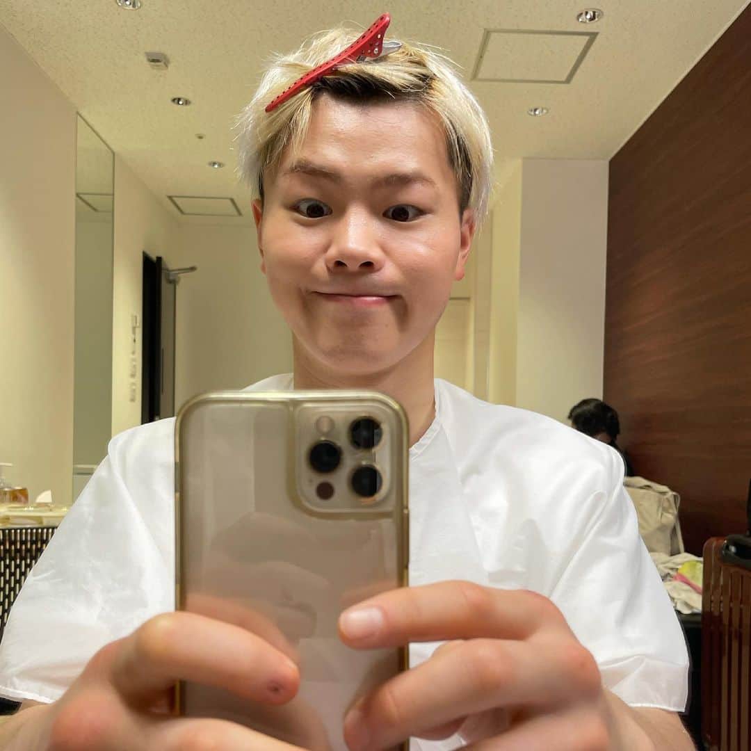 那須川天心のインスタグラム：「わたくしごとですが、、、  また髪を染めました。すみません(?) けど、また染めます 次は何にしよう 募集します‼︎(結局自分の好きなやつにしちゃうかもだけど)  てかSNSって全てわたくし事ですよね 今日も元気にいきましょー👨‍🦰👨‍🦰👨‍🦰」