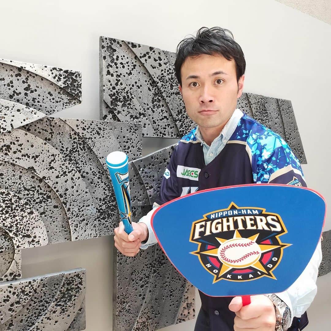 札幌テレビ「どさんこワイド朝」のインスタグラム：「きょうの放送では、 スポーツコーナーで、どさんこ超大型ルーキー 伊藤大海投手の活躍を振り返りました。  きょうの試合でも先発をつとめる伊藤投手、 テレビの前で応援しましょう！  今夜の試合はSTVで生中継です！ . . #どさんこワイド朝 #工藤聖太  #ファイターズ #応援  #どういう顔 #どこ見てるの」