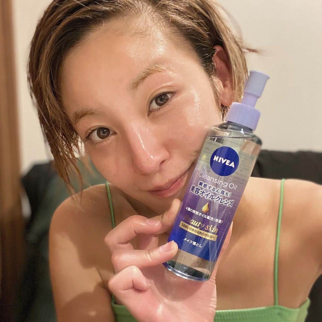 のインスタグラム：「我スキンケアの味⽅であるニベアさんから、 瞬感するん落ち!美容オイルクレンズ登場っ！！ 畑野のひろこ姐さんと、 ⼀緒に体感させてもらいましたぁー🙌😊🙌 @hiroko_hatano_   4種の美容オイル⼊り。スルリンなめらかメークオフ。 嬉しいサプライズな再会の現場で、 ⼼肌共に潤う⽇。  百聞⼀⾏にしかず😁😁😁 ⾹りが良くて幸プラス🎶  #ニベア #ニベア美容オイルクレンズ #瞬感するん落ち #新商品 #やるじゃんニベア #⻄⼭茉希 #畑野ひろ⼦ #PR」