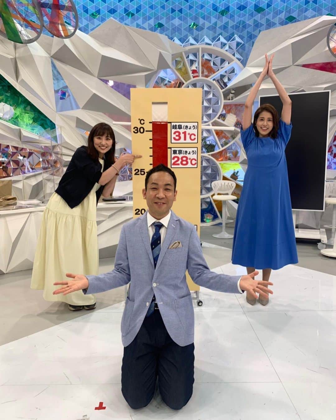 フジテレビアナウンサーのインスタグラム：「* 今日は「温度計の日」🌡  めざまし８では、大きな温度計が登場しました！天達気象予報士によると、今日は各地で暑くなるそうです☀️  急な暑さに体が慣れていないと思うので、体調管理には十分お気をつけください☺️  東京の気温28度を指したつもりが27度になっていますね🙈  #今日は何の日 #温度計の日 #めざまし８ #天達武史 #永島優美 #ナレーション担当しています #松村未央 #フジテレビアナウンサー」