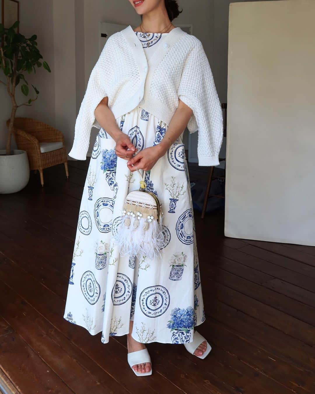 川人未帆さんのインスタグラム写真 - (川人未帆Instagram)「・ 最後です😂🙏 エンブレムTシャツ+陶器柄のスカート。同じタッチで描いてるから、統一感がでます☝️ それにカーデ。このカーデにもまたこだわりがあるからまた書きます✏️🔥」5月14日 12時10分 - miho0319kawahito