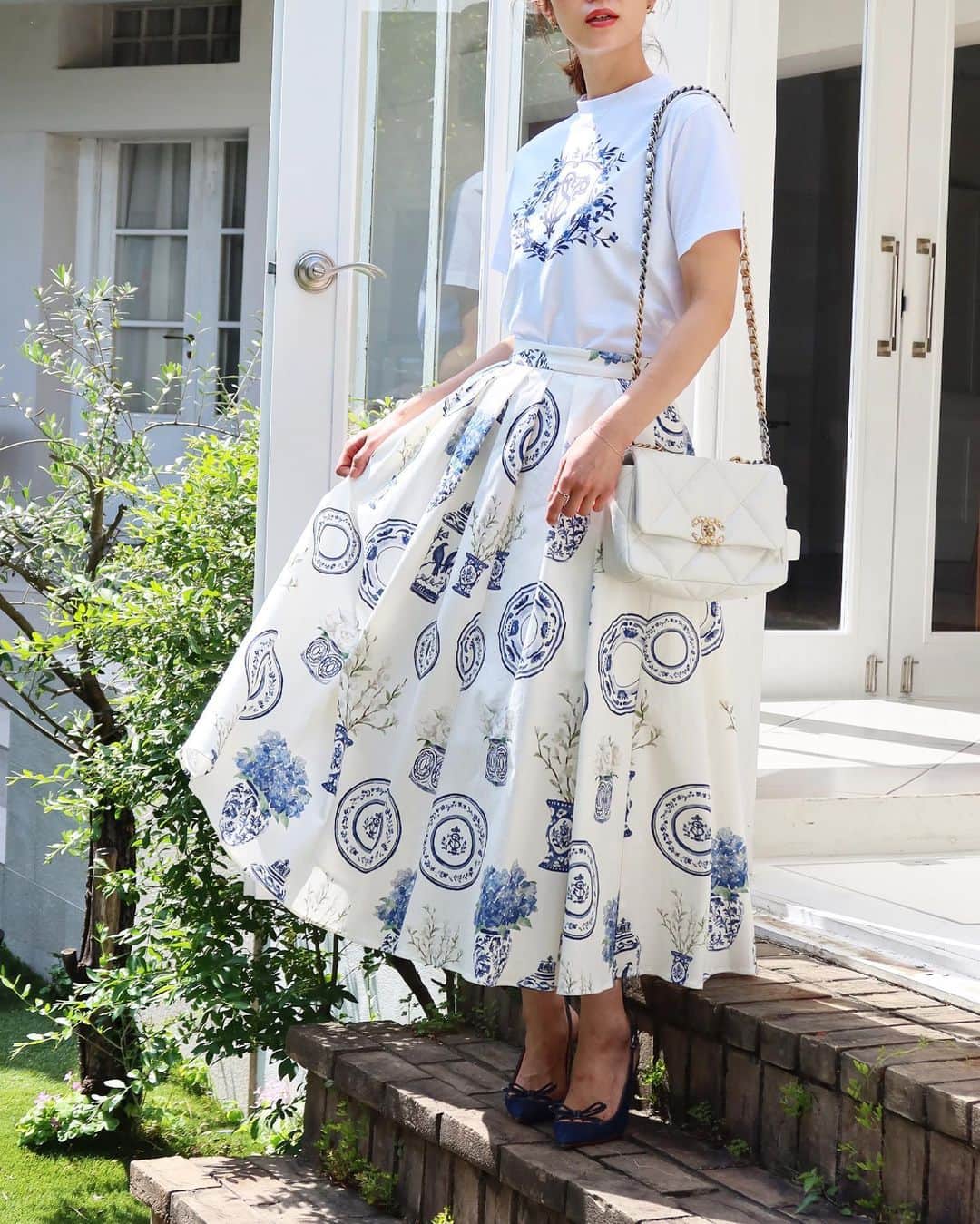 川人未帆さんのインスタグラム写真 - (川人未帆Instagram)「・ 最後です😂🙏 エンブレムTシャツ+陶器柄のスカート。同じタッチで描いてるから、統一感がでます☝️ それにカーデ。このカーデにもまたこだわりがあるからまた書きます✏️🔥」5月14日 12時10分 - miho0319kawahito
