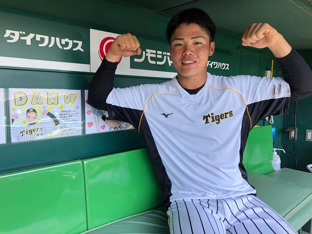 阪神タイガースさんのインスタグラム写真 - (阪神タイガースInstagram)「今日から3日間、甲子園球場でウエスタン公式戦です！ ベンチ応援メッセージも飾らせて頂いています！ #小野寺暖 選手 #平田勝男ファーム監督  #応援メッセージ #ありがとうございます ✨ #ファンともっとプロジェクト  #阪神タイガース #挑超頂」5月14日 12時14分 - hanshintigers_official