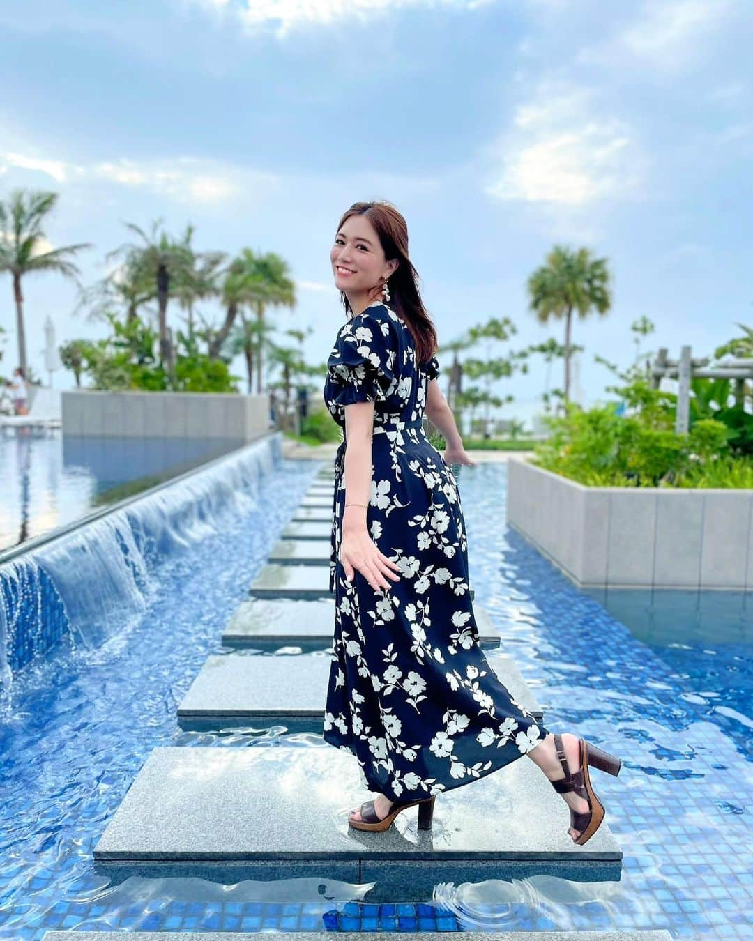 石井里奈さんのインスタグラム写真 - (石井里奈Instagram)「こんにちは☀️ . 今までの投稿でもちょこちょこ着用している最近お気に入りのワンピース👗 . @efla_official の大人気の花柄ワンピース✨展示会でトルソーに飾られてて一目惚れしたんだよね💕スタイル良く見えるし楽だしオーダーしてよかったー！🥺 色違いも欲しいな〜♡ . dress... @efla_official  bag... @bonaventura.official  shoes... @dianashoespress  . 石垣島の憧れのホテル、 @fusaki_ishigaki で📸本当に素敵なところでいつか泊まってみたい！♡ また夕焼けも投稿するね❤️ . 午後も頑張っていきましょう✨ . #石垣島 #石垣島旅行 #石垣島グルメ #石垣島観光 #ishigakiisland #ishigaki #フサキビーチ #フサキリゾートヴィレッジ #fusakiresortvillage #ホテルステイ #ホテルライク #プール #ホテルプール #pool #沖縄観光 #夏服コーデ #dianashoes #diana #ダイアナ #夏服 #夏コーデ #りなまるコーデ #hotelstay #hotel #hoteldesign #hotelierlife #ホテルウェディング #沖縄ホテル #okinawa #沖縄」5月14日 12時31分 - ri7tin1025