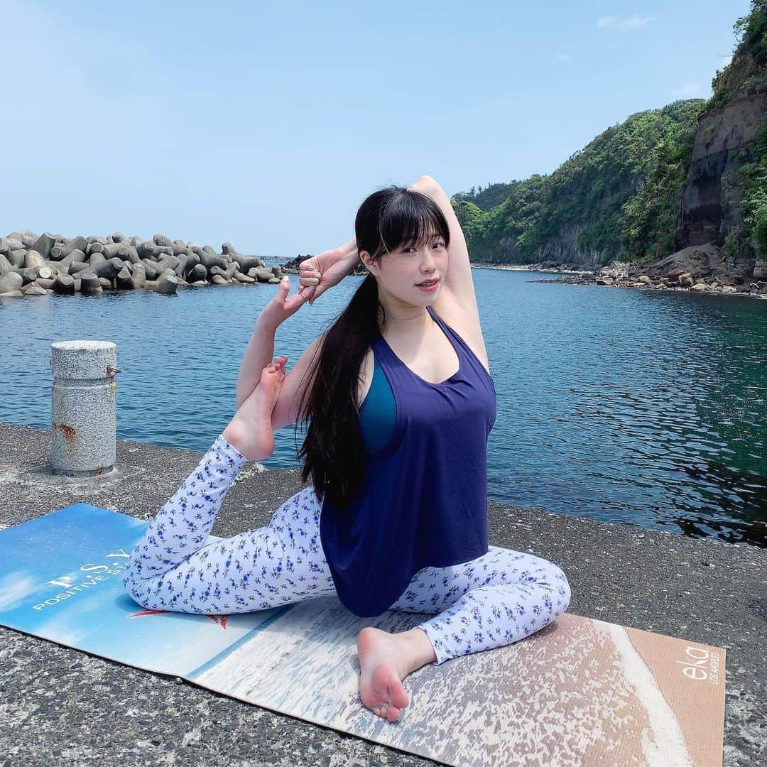 小田飛鳥さんのインスタグラム写真 - (小田飛鳥Instagram)「ずっと綺麗な景色の中でヨガするのが憧れだったので、伊豆大島にはヨガマット持って行きました♪ #positivestaryoga さんのヨガマットです🌟 トップスの中のインナーも庄司ゆうこさん（@yuko.shoji）に頂いたものです♪ またどこかに行きたいな〜☺︎ #yoga #yogamat #ヨガ #ヨガマット #伊豆大島」5月14日 12時32分 - asuka_oda_0320
