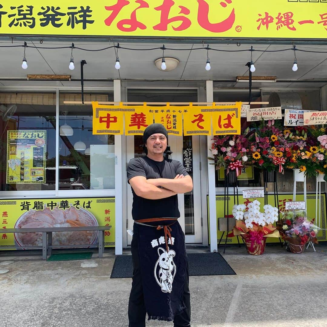 玉城幸也のインスタグラム：「5/15土曜日 なおじ沖縄一号店グランドオープン❗️  こそこそと準備して、やっとこさオープン致します🍜  新潟燕三条発祥の「背脂中華」 野菜たっぷりの「なおじろう」  沖縄にまだない味を発信したくてたどり着きました。  是非皆様に食べて戴きたいと思っておりますので、ご来店の方スタッフ一同心よりお待ちしております。  求人の方も我こそは！と言う方はDM下さい。  @naoji_okinawa01  沖縄県豊見城市高安576-1 0989963667☆予約は受け付けておりません。ご来店順での案内になります。」