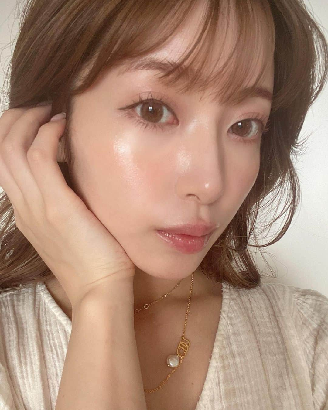 舟山久美子（くみっきー）さんのインスタグラム写真 - (舟山久美子（くみっきー）Instagram)「Hince make♡  春夏はジューシーリップが 気分💋 この日は単色塗りしたけど、 リップと重ねても可愛いし、艶があってもギラギラ見えなくて自然体な感じがヒンスのいいところ。  潤った肌にくちびるって 幸福感を纏えて、しあわせが引き寄せられそうで 気になっているメイクで研究中です♡  整ったら…ヒンス縛りメイク YouTubeでレビューしながらUPしようかな♪？  自粛で外に出られない分 マナーとして人に見られるメイクではなくって  自分らしさを引き出すメイク。 自分のモチベーションUPメイク。 で楽しみたいよね♡  春夏も可愛いコスメで溢れてる☺️  #makeup #cosmetics #hince #hinceリップ #hinceアイシャドウ #hinceチーク #ヒンスリップ  #韓国コスメ」5月14日 13時06分 - kumikofunayama