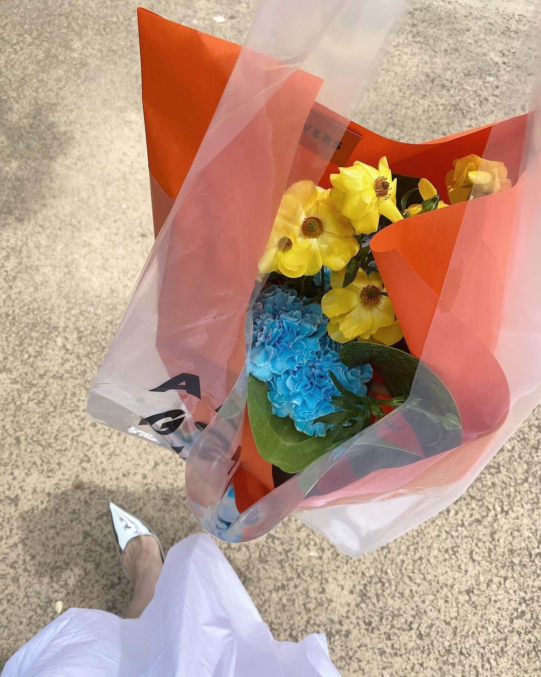 翁安芸さんのインスタグラム写真 - (翁安芸Instagram)「友人へ贈るお花🌼💙🍭  お店の方に贈る相手のイメージをできるだけ伝えて、こんな感じのお花や緑はどうでしょう？この色は？なんて相談し合いながら作っていただいています。今回はハッピーな色合いの花束に🥳  #flowerpower #allgoodflowers」5月14日 13時17分 - akinyc