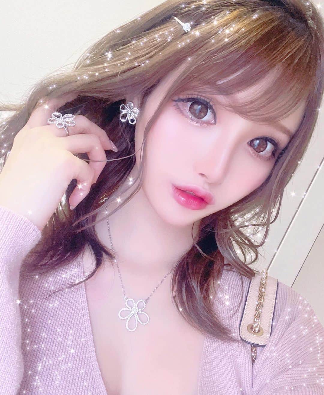 のインスタグラム：「きらきらかわいい✩࿐⋆*  @sucredouceur_official   #floweraccessory#flowernecklace#flowerring#flowerpierce#sucredouceur#きらきら」