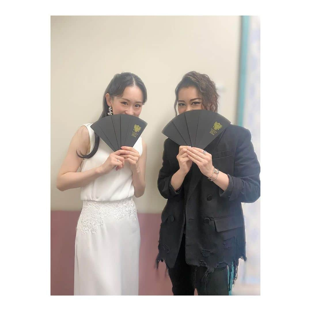 宇月颯さんのインスタグラム写真 - (宇月颯Instagram)「.﻿ .﻿ ちゃぴ！笑﻿ ﻿ 沢山エリザベートを演じてきたちゃぴ。﻿ 今までより更に更に進化していて、演じたのは一幕の後半の場面だけだったけど、すっごく素敵だった💖﻿ 進化がすごいな〜👏✨﻿ ﻿ シンプルなお衣装もとっても素敵で、靴もオシャレなの履いてたね〜😁👠✨﻿ ﻿ 現役時代からとてもご縁が深いちゃぴ。﻿ 稽古場で一緒に出来たのも数回で、本番も共演出来たのは2回だけだったけど、濃い日々でした！！﻿ ちょうど誕生日の4月17日に共演出来たので、お誕生日プレゼントまで頂いちゃって、忙しいのに選んでくれて感謝🙏🎁﻿ この可愛いコスメは先日のファンクラブイベントで使わせてもらいました😸💕﻿ ﻿ 今回ちゃぴと共演出来てとっても嬉しく、楽しかったです！！﻿ ちゃぴのこれからの活躍、楽しみにしてますっ😌✨﻿ ありがとう❤️﻿ ﻿ ﻿ #愛希れいか さん﻿ #ちゃぴ﻿ #可愛いね﻿ #進化がすごい﻿ #昔から貴方の努力には脱帽だよ﻿ #エリザベートガラコンサート﻿ #再び同じ舞台に立てたねー﻿ #誕生日に﻿ #オレンジメイク﻿ #コスメプレゼント﻿ #可愛い靴下ももらっちゃった﻿ #ありがとう！﻿ #若者は選ぶものが可愛いね♡笑  ﻿ ﻿バージョンごとの振り返りっていうテーマはどこへ…笑 気を取り直して、次回からはいよいよラストのスペシャルバージョンの思い出へ😊☝️」5月14日 13時32分 - hayate_uzuki_official