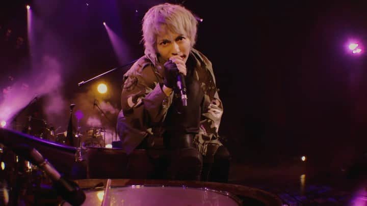 Hydeのインスタグラム：「HYDE LIVE 2020-2021 ANTI WIRE KISS OF DEATH  #HYDE #HYDELIVE #ANTIWIRE #KISSOFDEATH」
