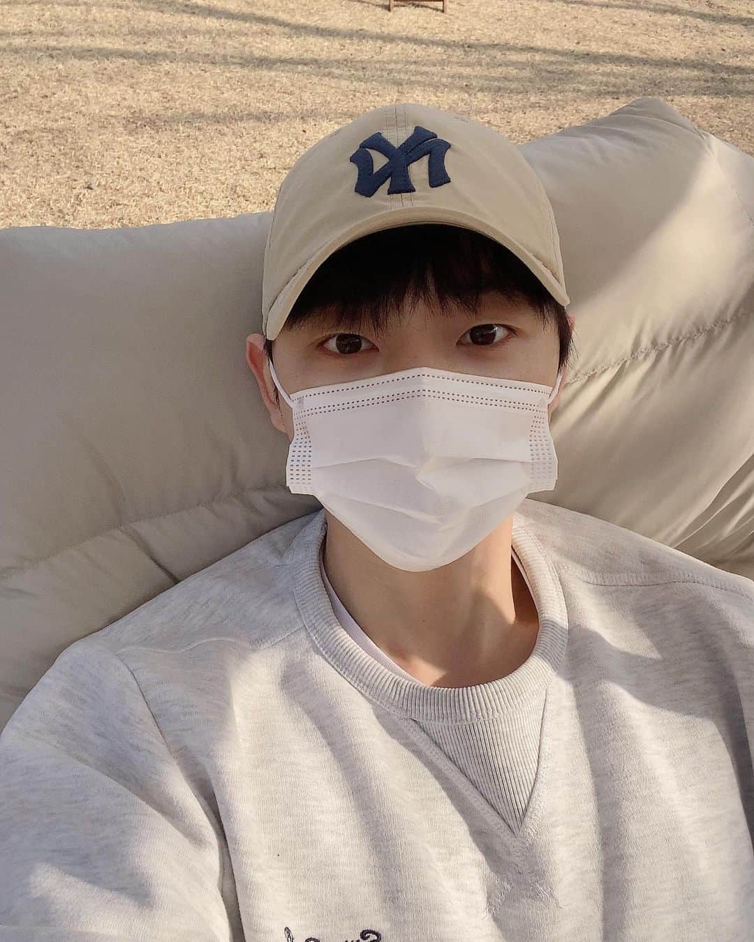 ノ・ジョンヒョンのインスタグラム：「날이 좋아서 . . . #1 #2  #3  #둘 다 별로다」