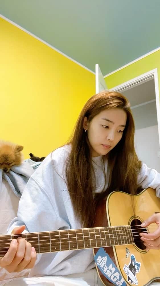 のインスタグラム：「아직은 부족한 🎸 잘하고 싶어요 #낙」