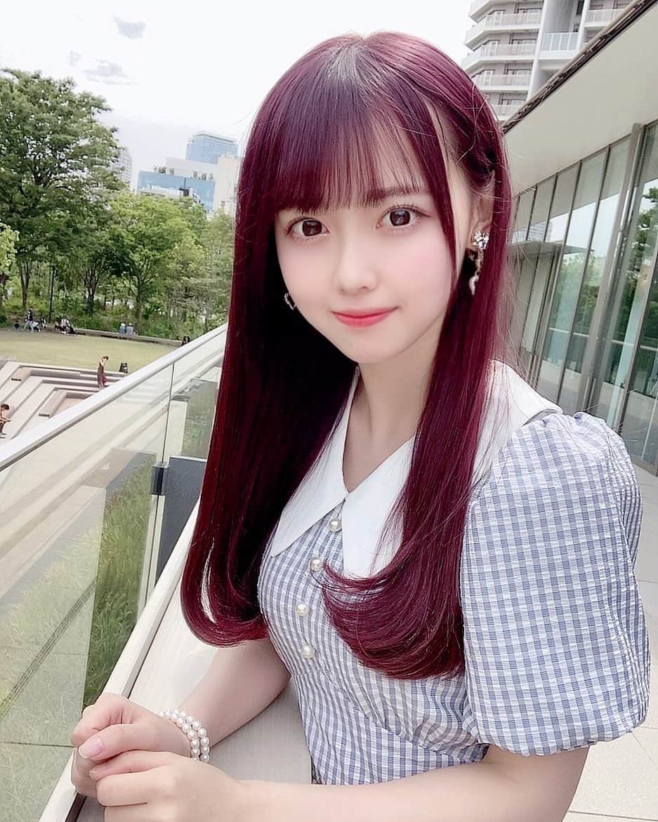 のインスタグラム：「こんなおねぇさんは好きですか??💟  ストレートも良きって みんないってくれたので 信じて素直にストレート💇‍♀️  明日はリアルトーク会で 久々にみんなに会えるので 可愛くしてもらいました🎀  @kyohei_konishi  コニタン さん ありがとうございます🐰   球詠のすみれちゃんの ヘアカラーみたいでしよぉ？💕 ⌒*(„❛ ֊ ❛„)*⌒   #コニタンカット#tittyandco #ティティーアンドコー #大人コーデ #ギンガムチェック #ガーリー #ガーリーコーデ #春コーデ #夏コーデ #ストレートヘア #kawaii #japanese #japanesegirl #kawaiigirl #kawaiifashion」