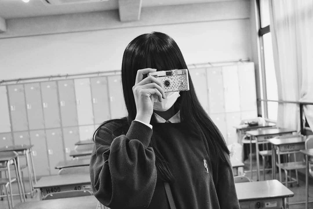 丸本凛さんのインスタグラム写真 - (丸本凛Instagram)「タイタニックは何度でも泣けます。。ほんとに一人で観てたら声を上げて泣きそう😂  ところで…私が持ってるカメラは、写真部で貸してもらったフィルムカメラ📸現像するのが楽しみっ #photooftheday#instagood#制服デー#なんちゃって制服#フィルムカメラ#タイタニック#泣#高校1年生#16歳#japanesegirl#highschool#titanic#教室#classroom」5月14日 23時32分 - rinmarumoto