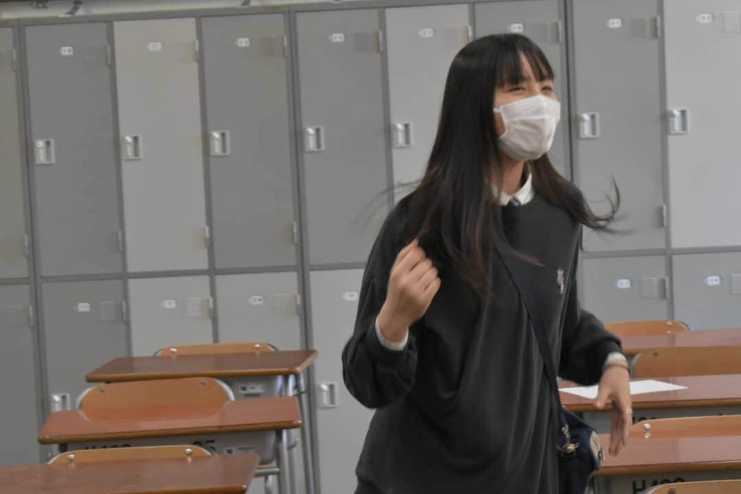 丸本凛さんのインスタグラム写真 - (丸本凛Instagram)「タイタニックは何度でも泣けます。。ほんとに一人で観てたら声を上げて泣きそう😂  ところで…私が持ってるカメラは、写真部で貸してもらったフィルムカメラ📸現像するのが楽しみっ #photooftheday#instagood#制服デー#なんちゃって制服#フィルムカメラ#タイタニック#泣#高校1年生#16歳#japanesegirl#highschool#titanic#教室#classroom」5月14日 23時32分 - rinmarumoto