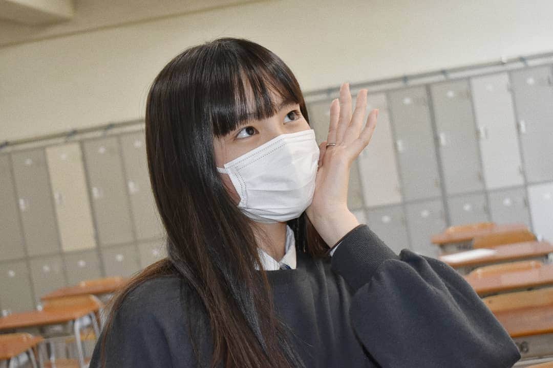 丸本凛さんのインスタグラム写真 - (丸本凛Instagram)「タイタニックは何度でも泣けます。。ほんとに一人で観てたら声を上げて泣きそう😂  ところで…私が持ってるカメラは、写真部で貸してもらったフィルムカメラ📸現像するのが楽しみっ #photooftheday#instagood#制服デー#なんちゃって制服#フィルムカメラ#タイタニック#泣#高校1年生#16歳#japanesegirl#highschool#titanic#教室#classroom」5月14日 23時32分 - rinmarumoto