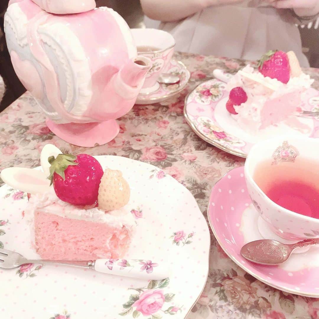 町田穂花のインスタグラム：「. . うさみみが着いてるケーキがとってもかわいい🐰🤍 .  #目白カフェ #アコリット #カフェアコリット #いちごケーキ #おしゃれカフェ」