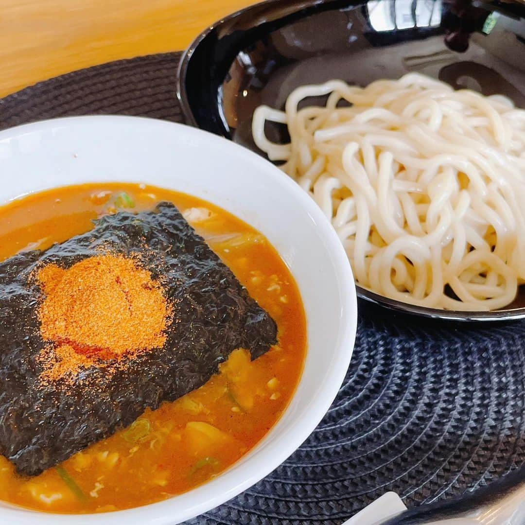 葉月里緒奈さんのインスタグラム写真 - (葉月里緒奈Instagram)「灼熱つけ麺、美味しー！ でも辛ーーい！ #おうちごはん #ランチ#麺ランチ#麺好き#つけ麺#三田製麺所#つけ麺専門店三田製麺所 #灼熱つけ麺#汗かく辛さ #チゲの余りの具材も足して#更に濃厚に #猫#ねこ#子猫#ロシアンブルー#ロシアンブルーの男の子 #ロシアンブルー女の子 #気持ちよく日向ぼっこをしていたレアくん#ベアの激しい毛繕いに邪魔される#舐めてるんだか噛んでるんだか#レアくんかなり迷惑そう#rionahazuki」5月14日 15時55分 - riona_hazuki