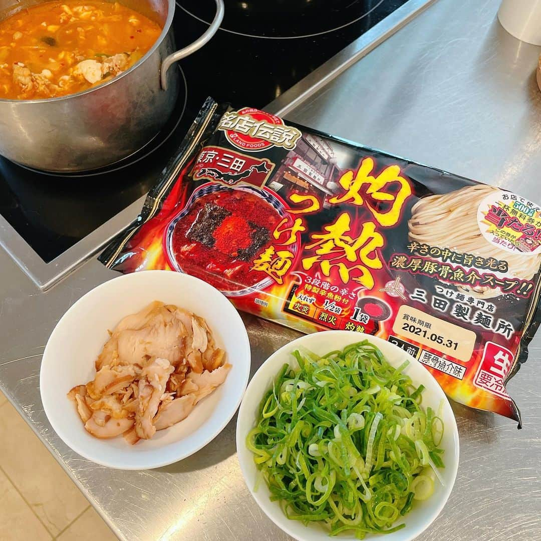 葉月里緒奈さんのインスタグラム写真 - (葉月里緒奈Instagram)「灼熱つけ麺、美味しー！ でも辛ーーい！ #おうちごはん #ランチ#麺ランチ#麺好き#つけ麺#三田製麺所#つけ麺専門店三田製麺所 #灼熱つけ麺#汗かく辛さ #チゲの余りの具材も足して#更に濃厚に #猫#ねこ#子猫#ロシアンブルー#ロシアンブルーの男の子 #ロシアンブルー女の子 #気持ちよく日向ぼっこをしていたレアくん#ベアの激しい毛繕いに邪魔される#舐めてるんだか噛んでるんだか#レアくんかなり迷惑そう#rionahazuki」5月14日 15時55分 - riona_hazuki