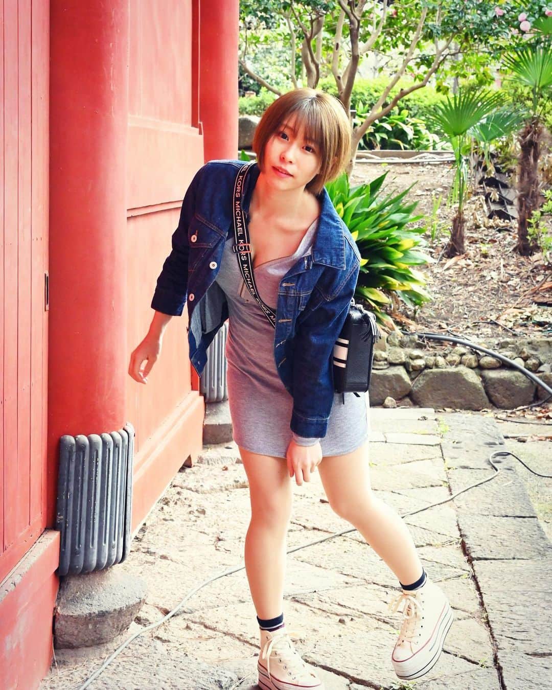 塚田綾佳のインスタグラム：「待ってよ🦖...... ・ ・ #portrait #ぽん散歩　#増上寺 #芝公園  #彼女とデートなうに使っていいよ #SNS用レンタル彼女 #snsレンタル彼女  #あやぽんコーデ　#155cmコーデ #Sサイズコーデ #Sサイズモデル  #インスタグラビア #girl #ショートカット女子 #泳衣系列  #shooting #셀카 #미소녀 #일본인 #非常好 #摄影 #塚田綾佳」