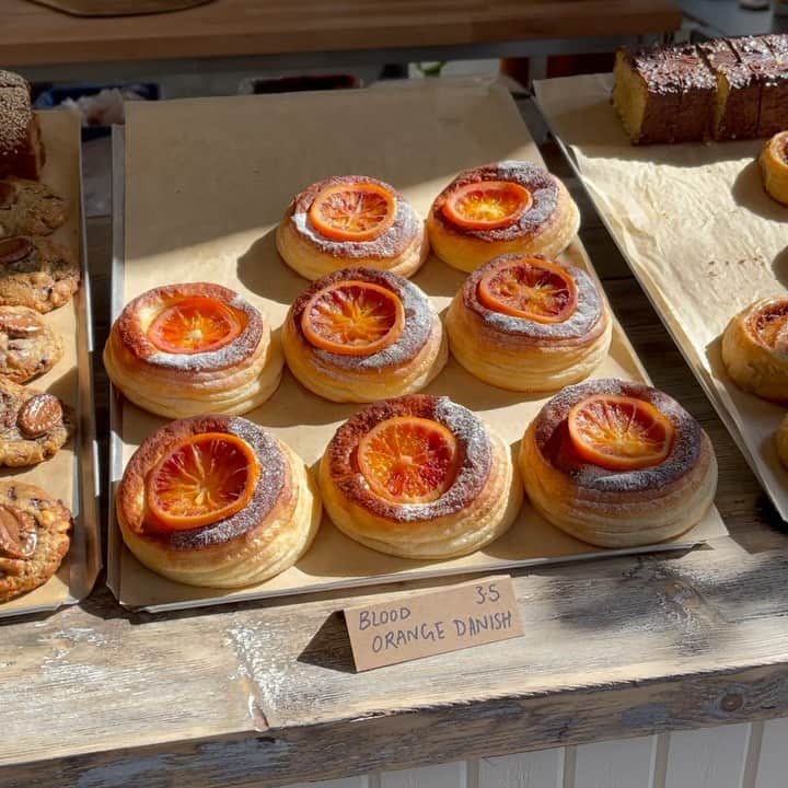 Eat With Steph & Coのインスタグラム：「Worth waking up early on a Sunday morning for. 🥐 @layla_w10 …I’m a big fan of the sausage roll and blood orange danish 👏🏼 fairly limited selection in store but everything is baked fresh on the day 🤤📷: @mchan4b」