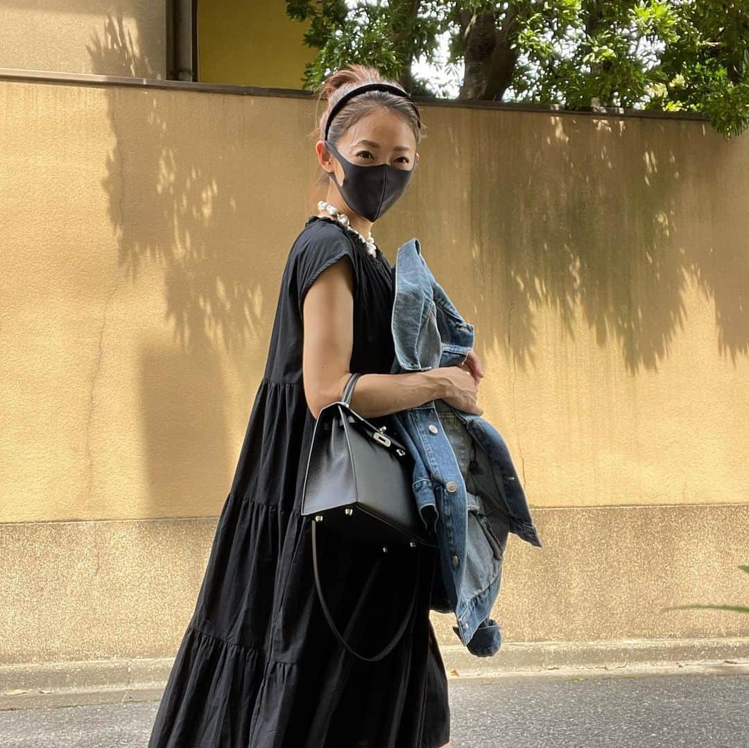 木本泉さんのインスタグラム写真 - (木本泉Instagram)「- 今日は暑かったですね☀️ Gジャンを羽織ったら暑くて、、、荷物になって重かった😅  今日のコーディネート  denim jacket #balenciaga   ONE PIECE #fleur_clothes bag #hermes  新作のワンピースは後ろ姿が可愛い🖤」5月14日 17時15分 - izumikimoto