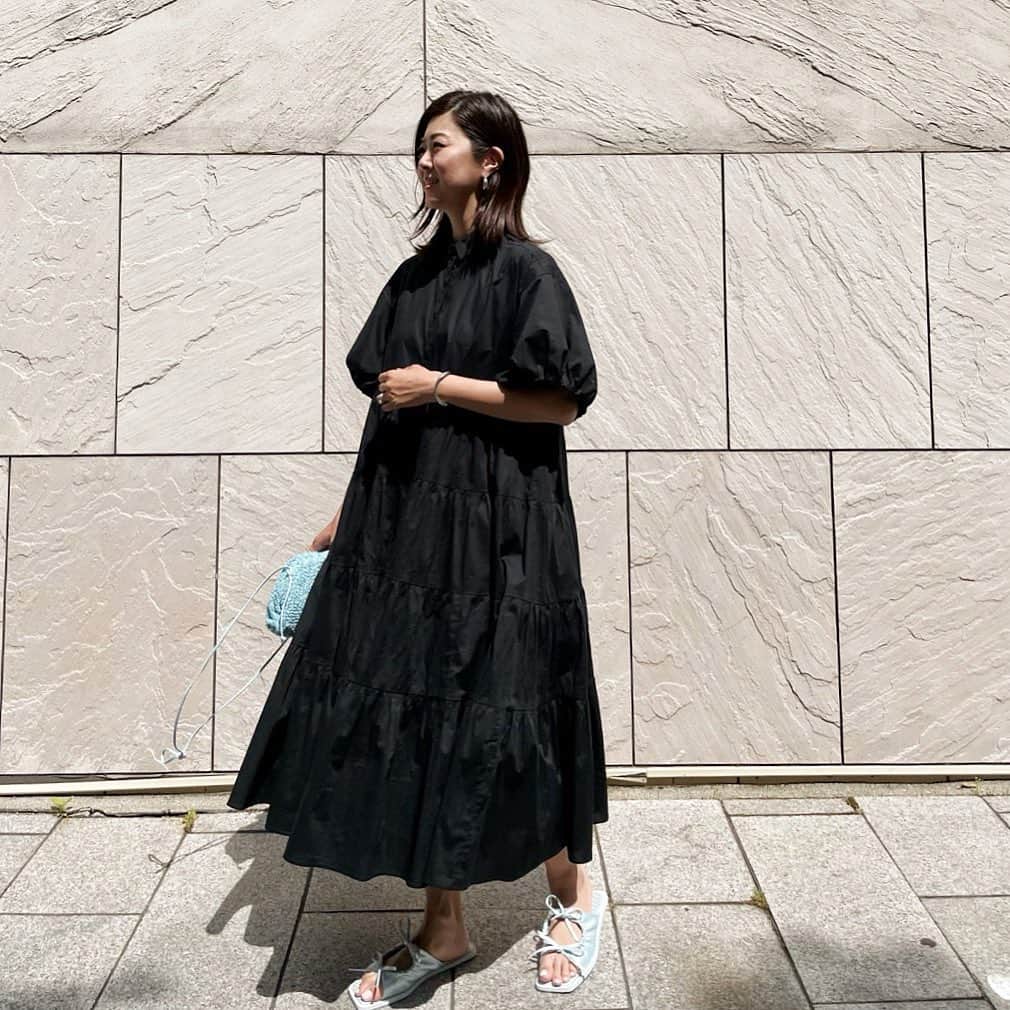 urakoのインスタグラム：「. お問い合わせの多い ティアードワンピ🖤 . 襟付タイプがとっても新鮮で お袖や身頃のボリューム感もたまらない🥺 . 着痩せしてスッキリしても見えるので お気に入りです🖤 . #MACHATT #bottegaveneta  #newbottega  #carlotharay」