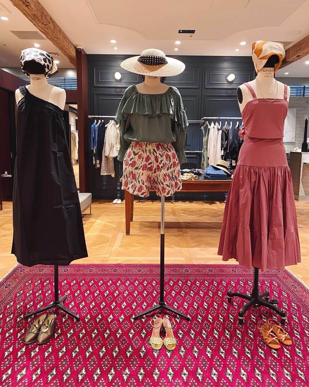 IÉNA LA BOUCLEさんのインスタグラム写真 - (IÉNA LA BOUCLEInstagram)「new display 👒🕊👡 ﻿ ﻿ ﻿ ~information~﻿ ﻿ NEWoMan新宿店は、各自治体からの休業要請範囲内での生活必需品取り扱い店舗として、万全な感染予防対策を行ったうえで、営業を再開させて頂く事になりました。﻿ ﻿ 5/12(水)〜当面の間﻿ 11:00-20:00﻿ ﻿ ※ご入店の際には、消毒・マスク着用をお願いしております。﻿ ※混雑時にはご入店を制限させて頂く場合がございます。﻿ ﻿ ☎︎ご相談やEコレクト(通信販売/送料無料)も承っております。お気軽にお問い合わせ下さい。﻿ ※lumine card web決済もご利用頂けます✨﻿ ﻿ ﻿ ﻿ ﻿ ﻿ ﻿ ﻿ #iena_la_boucle﻿ #laboucle #iena﻿ #boucle_21ss」5月14日 17時53分 - iena.la.boucle.store