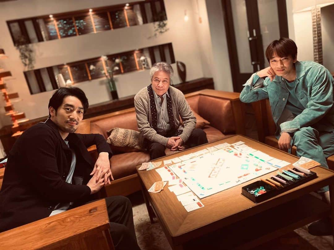 恋はDeepにさんのインスタグラム写真 - (恋はDeepにInstagram)「. 実は仲良し！？ 3人でまさかの #モノポリー🎲🤣 さすが不動産会社経営しているだけあって するゲームも不動産取引w  この光景…まさに #萌えハウスダンディ編✨  #恋はDeepに #恋ぷに #綾野剛 #大谷亮平 #鹿賀丈史 #萌えハウス #太郎パパが入るとダンディ編 (これがずっと言いたかった😏) #ほんとに素敵な家族すぎて #次は榮ちゃんもゲームに入れるといいね👍 #榮太郎に甘いお兄ちゃんたちは #手加減してくれるかなぁ⁉️ #光太郎の破産 #倫ぷにのドヤ顔きゅん #倫太郎のワントーンコーデ #今日はグリーン」5月14日 18時00分 - deep_ntv