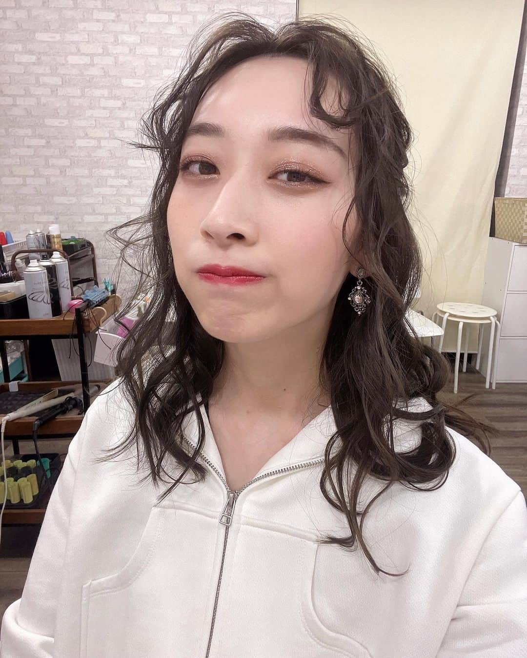 瀬名ひなののインスタグラム：「off-shot📸 なごみさんいつもありがとうございます🤍  #プレ花嫁 #ブライダルモデル #ブライダル撮影 #ウェディングヘア #花嫁ヘア #作品取り #前撮りヘア #東京モデル #撮影依頼受付中 #ブライダルヘアメイク #アンニュイ #つや肌 #ファッションモデル #サロモ撮影 #サロモ募集 #ファッション大好き  #大人可愛い #サロモ #サロンモデル #ロングヘア #サロモ希望 #サロン撮影 #ヘアモデル #透明感 #透明感女子 #ゆる巻き #韓国ヘア #撮影モデル募集 #撮影依頼募集中 #モデル撮影」