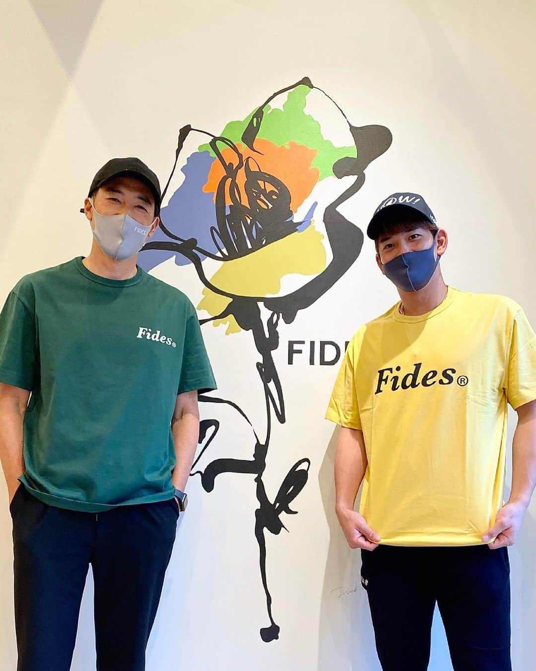 小林久晃のインスタグラム：「先日お店に来てくれた、ソフトバンクホークスの栗原君。今シーズンも主力で元気に頑張ってます。スポーツ界もコロナの影響で、観客の入場制限なども行われていて、いろんなところで厳しい状況ではあると思います。どの世界でも同じ、こういう時だからこそ、今後に向けた準備を怠らないように気を引き締めてやっていかないとですね。第一線で活躍する彼からはいつもパワーもらってます。 いつもありがとう！ #栗原陵矢 #福岡ソフトバンクホークス #Tシャツ #たまたまですけど #完全にホークス色だね #何着ても似合う #いつもありがとう #来月応援いくね #friends #thanks #fides」