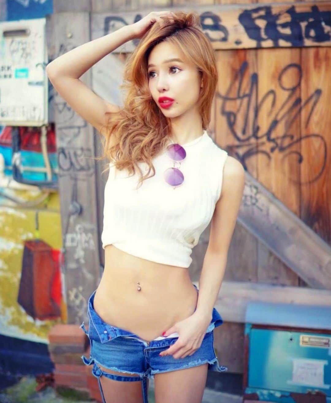 夏芽エレナのインスタグラム：「. I love everything about fast fashion, it’s cheap and looks good!  はい、見た人は全員イイネしーてねっ😆 三枚目が加工無しの色なんだけどこの髪色好き🤣  🕶 @hm  tops @zara  denim @zara  　 @carrera_artmake さんにリップと眉毛のアートメイクして頂きました❤︎ 眉とリップはいよいよ4回目突入✨ 両方少しデザイン変えてみたので出来上がりが楽しみすぎる〜💕 眉毛は1本ずつ眉頭までしっかり足してもらって、リップはぷっくり✖️口角上げデザインでピンクを入れてもらったよ😆 @carrera_artmake ほのかさん親切、丁寧、優しい、マメ、センスも良すぎて最高でした❤︎ 整形するよりまずダイエットとアートメイクはするべし💄  #アートメイク #アートメイク眉 #アートメイクリップ」