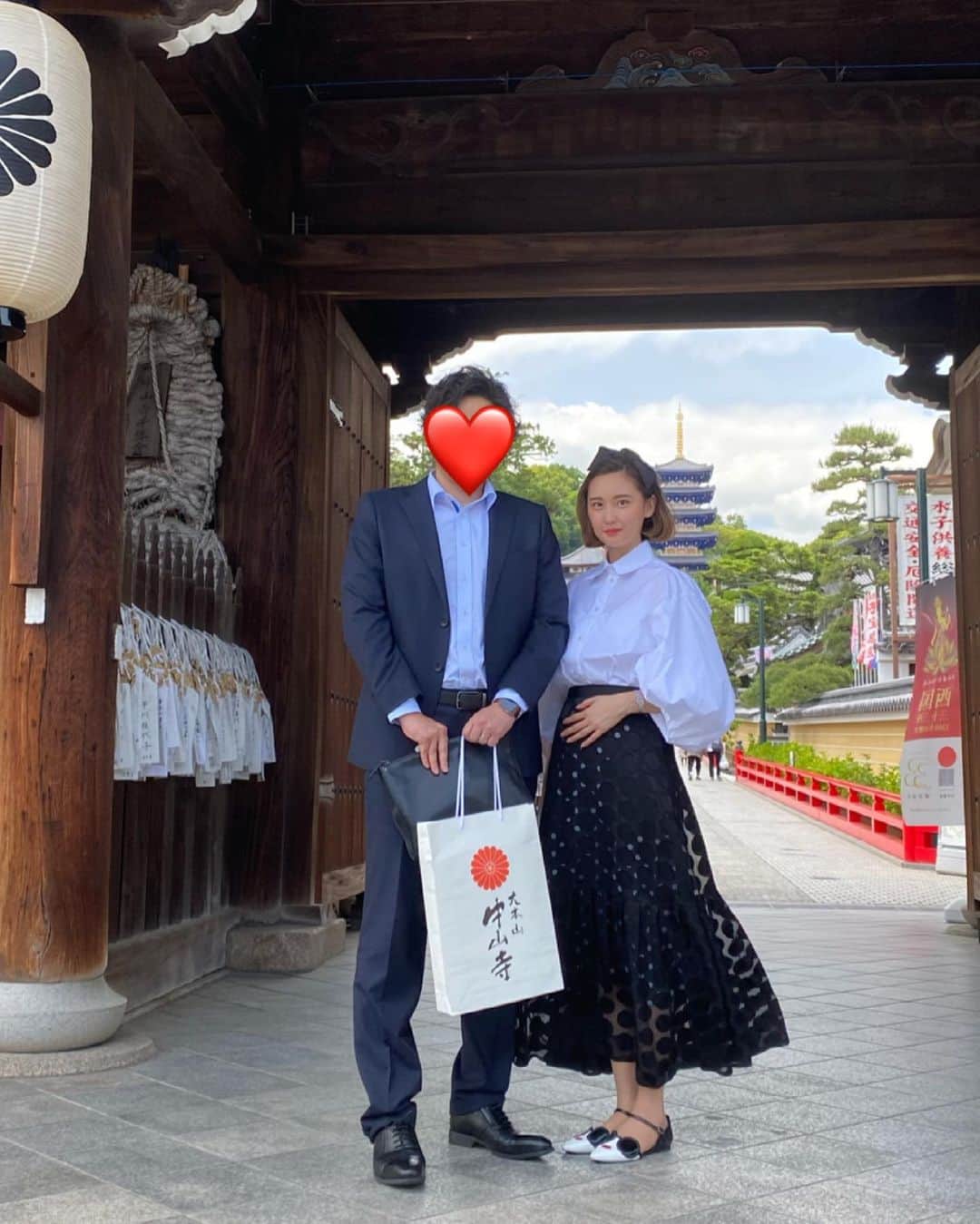 のインスタグラム：「🗣ご報告 この度、新しい命を授かりました。 安定期に入ったので、ご報告させていただきます。 初めての妊娠🤰ということで 自分の体の変化に戸惑いつつ 旦那さんや家族や周りの方達の支えもあり やっと安定期に入りまして 今日は戌の日参りに行ってきました✨ 日に日に大きくなっていくお腹が愛しくて🥺 夜になるとお腹の中でお魚が飛び跳ねてるような感覚で ピチピチと動いてくれます。笑 それもまた愛しい。 これから出産までどんな変化があるんだろう？ 出産予定日は10月！！ 楽しみだけどちょっぴり不安。 また出産を経験された先輩ママさんに 色々教えていただけたら嬉しいです😌💕 簡単ですが、ご報告とさせていただきます。」