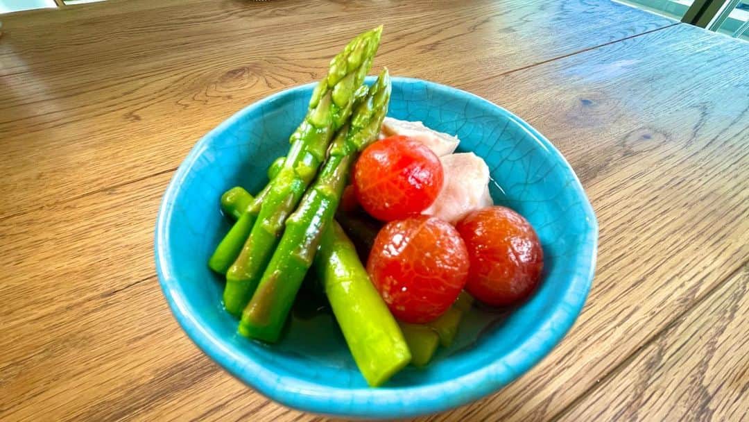 馬場裕之のインスタグラム：「美味しいアスパラで2品😊 どちらも簡単に出来ますのでおかずやおつまみにどうぞ😆🍻  YouTube「馬場ごはん」 にてご視聴くださいー😸 . ▷ @hiro88 ◁ ⇧⇧⇧⇧⇧⇧⇧ こちらをクリック😻  #新しい日常  #一緒にやってみよう #おうちごはん  #吉本自宅劇場  #馬場ごはん #簡単 #アスパラ #おつまみ #ビールに合う #ハイボール #米に合う #アスパラギン酸」