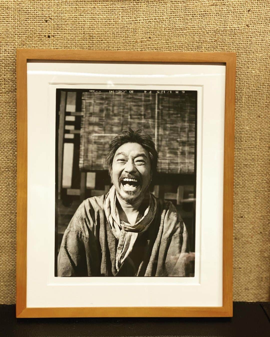 トータス松本さんのインスタグラム写真 - (トータス松本Instagram)「あぁ。 おちょやんが終わった。 もう千代を見ることができない。さみしい。 これは第十五週で一平に撮ってもらった写真の、劇中版じゃなくリアル額装版です。おちょやんチームから頂きました。まじで遺影にしたろかと思うくらいのいい写真。 ありがとう。 僕はサイテーの父親役でしたが、おちょやんに出られて本当によかった。 作り手、観客のみなさん、本当にお疲れ様でした！ ありがとうございました！ #おちょやん」5月14日 18時52分 - tortoise_matsumoto_official