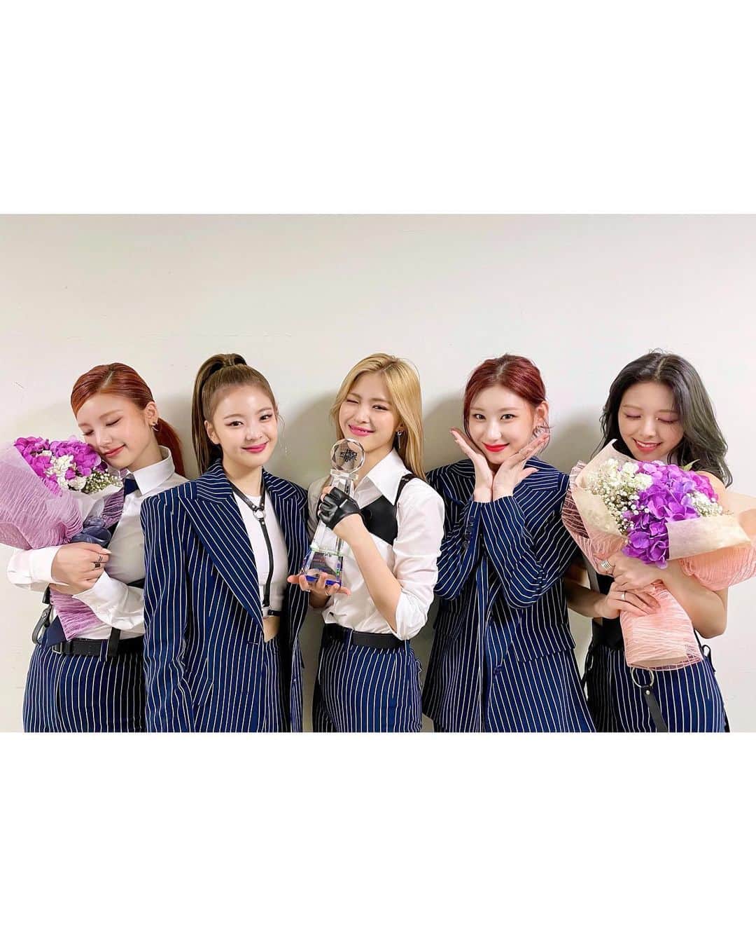 ITZYさんのインスタグラム写真 - (ITZYInstagram)「있.지. in the Music Bank❤ 믿지가 주는 상 정말 감사합.니.다💕  ITZY in the Music Bank❤ Thank you for the prize MIDZY gave us💕  #ITZY #있지 #MIDZY #믿지 #GUESSWHO #ITZY_GUESSWHO #마피아_Inthemorning」5月14日 18時58分 - itzy.all.in.us