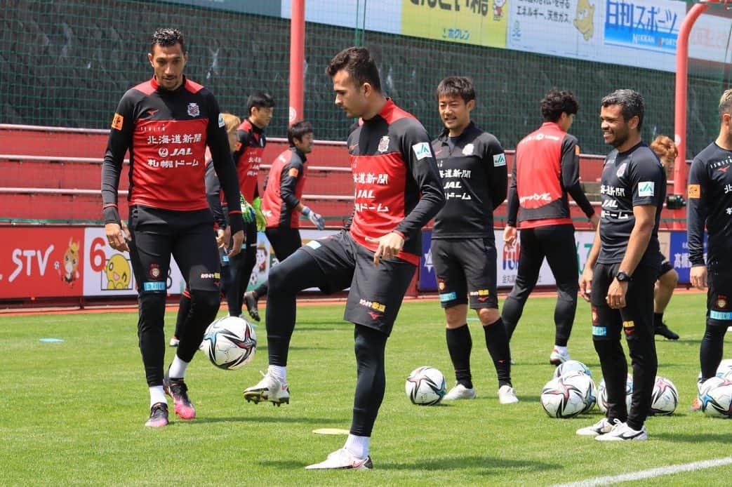 ジェイ・ボスロイドのインスタグラム：「Getting ready for a big game against the champions on Sunday!  It’s always nice training when the sun is blazing 🥵 ☀️ Nice to have my lil bro @lucasfernandes_77 back in training 👊🏽  #consadole#team#together#win#belief#determination#striveforgreatness#blessed#hardwork#dedication#soccer#football#training#japan#jleague#adidas#adidastokyo」